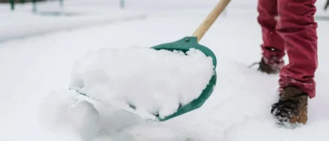 Dlaczego regularne odśnieżanie jest kluczowe dla bezpieczeństwa mieszkańców w Krakowie?